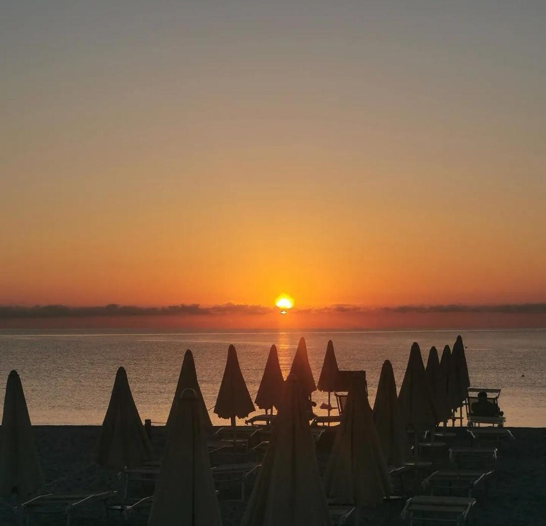 La Casetta Sulla Spiaggia Ла Калета Екстериор снимка